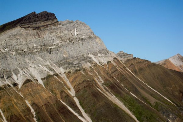 褐红色的冰河时代沉积物帮助证明这块加拿大火山岩曾在“雪球地球”时代被冰雪覆盖。(图片提供:Francis A. Macdonald) 褐红色的冰河时代沉积物帮助证明这块加拿大火山岩曾在“雪球地球”时代被冰雪覆盖。(图片提供:Francis A. Macdonald)