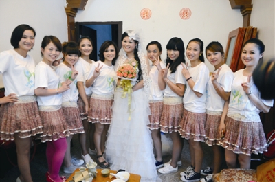 低碳亮点3:伴娘身着印有环保标语的简单T恤。