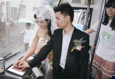低碳亮点2:公交成婚车,乘客送上祝福。
