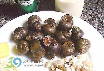 吃海螺应该去头防中毒