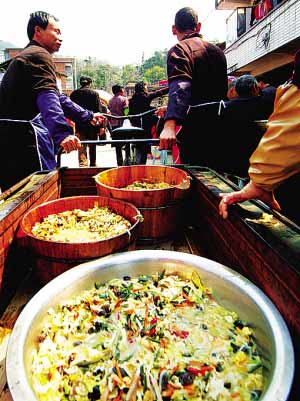 过年 到各地去吃百家宴
