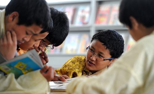 4月23日,西藏班学生罗布(右二)在图书馆里与同学们一起阅读新书籍。当日是“世界读书日”,合肥少年儿童图书馆在合肥市第三十五中学成立分馆,为在这里就读的400多名西藏班学生提供藏文版书籍及丰富的少儿读物,丰富西藏班孩子们的课余生活。新华社记者 刘军喜 摄