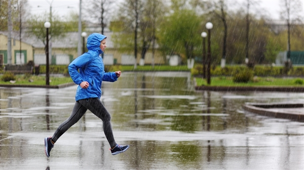 下雨时 跑起来就能少淋雨吗?