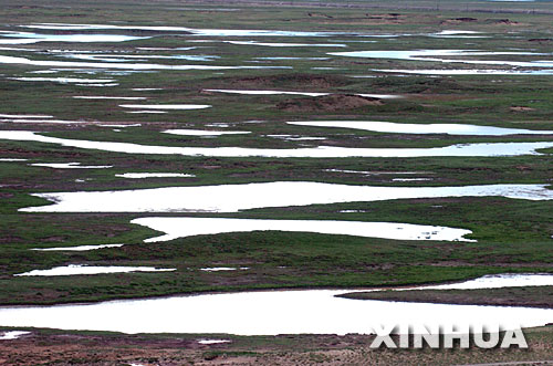 资料图片：三江源头的草原湖泊（新华社发）