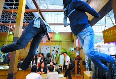 一条涤纶裤“一生”排碳47千克