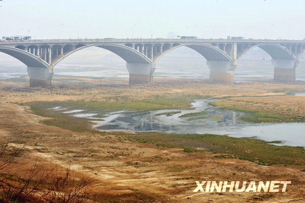 枯水中的长沙市湘江橘子洲大桥（1月20日摄）。