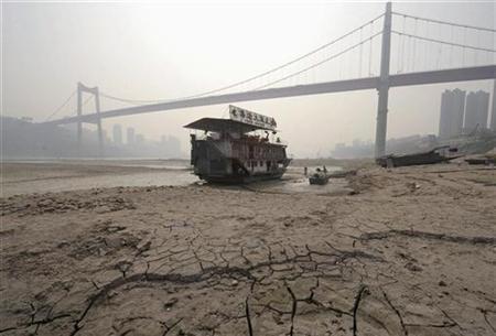 图片说明：2010年3月21日，由于干旱，重庆一艘水上餐厅在长江支流搁浅。