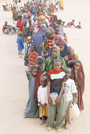 一群索马里人在等候去往难民营的汽车