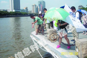 水资源调查队队员用自制的取水工具在珠江中取水。