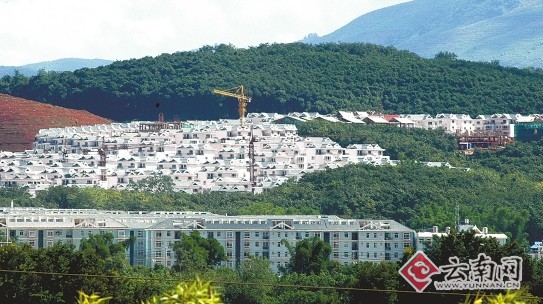 在景洪市南联山缓坡上建起的住宅小区建筑群