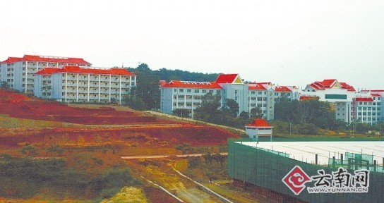 在景洪市南联山缓坡上建起的住宅小区建筑群