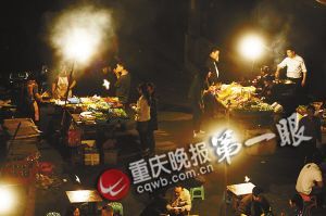 某大学寝室楼下几家烧烤油烟熏人(资料图片)。重庆晚报记者 杨帆 摄 某大学寝室楼下几家烧烤油烟熏人(资料图片)。重庆晚报记者 杨帆 摄