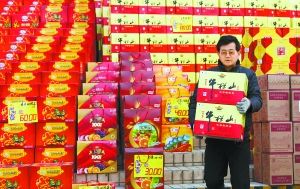 春节临近,市民开始选购年货,北京春节年货市场一派红红火火。图为市民正在怀柔“年货专卖市场”购买过年商品。本报特约摄影