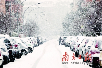 2月3日,行人冒雪行走在意大利罗马街头。当天,罗马受到近期欧洲严寒的影响,降下罕见大雪。据当地媒体报道,冬季气候温和的罗马上次遭遇如此大雪是在上世纪八十年代。新华社发