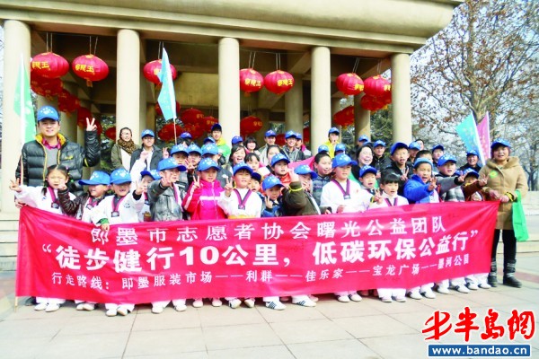两支队伍会合后在墨河公园合影留念。