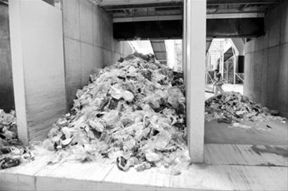 大量塑料垃圾堆积在德国的一家废物处理厂内 大量塑料垃圾堆积在德国的一家废物处理厂内