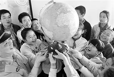 本报北京4月20日电(记者操秀英)来自首都各高校的近440余名学生今天在中国地质大学聆听了一场“资源·文化专家论坛”,纪念第43个世界地球日。