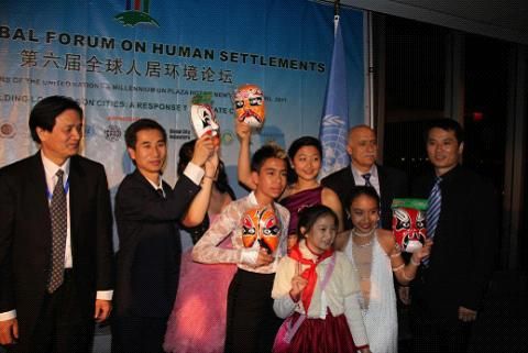 北京人大附小一年级小学生李泓燕参加在联合国总部纽约举办的“第六届全球人居环境论坛”。 北京人大附小一年级小学生李泓燕参加在联合国总部纽约举办的“第六届全球人居环境论坛”。