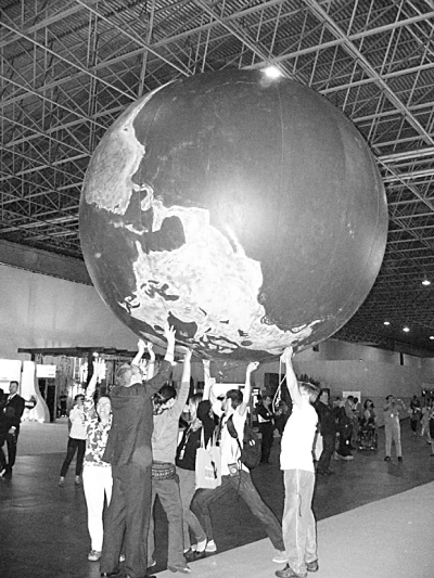 图为在“里约+20”峰会现场,来自各国的与会代表托举起“蓝色地球”,呼吁各国政府关注地球生态,关注可持续发展。 本报记者 马晓毅摄