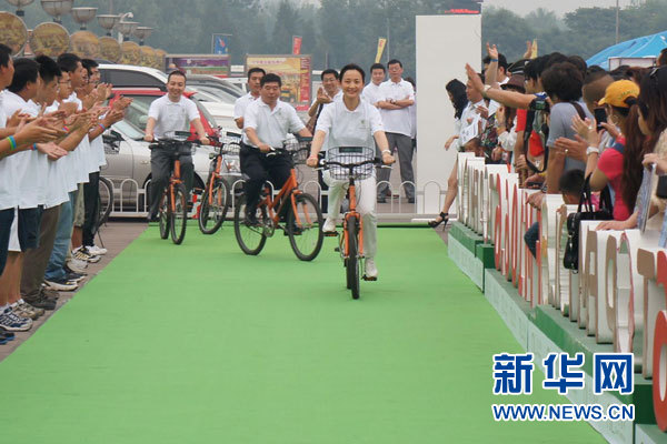 6月21日晚20点,中央电视塔为2012年“亚洲熄灯”活动熄灯两小时。图为中央电视塔熄灯前后的照片拼版。新华网记者 姚斯彦摄