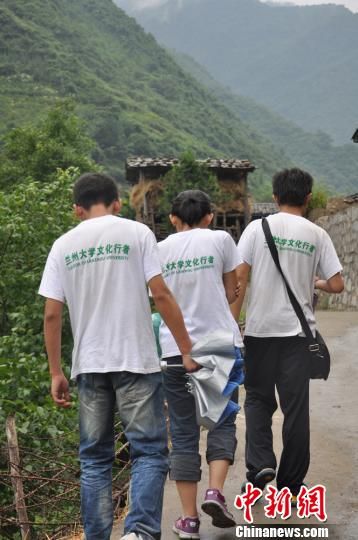 兰州大学“文化行者”白马藏族村寨传播环保知识