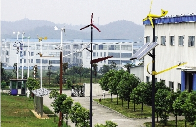 8月25日,中科恒源厂区里安装的各式自己生产的太阳能风能路灯。 图/实习记者李坤