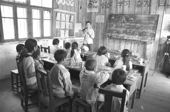 在甘登小学义教。