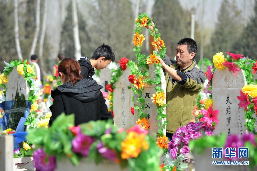 清明节前祭扫忙 环保“花祭”成亮点