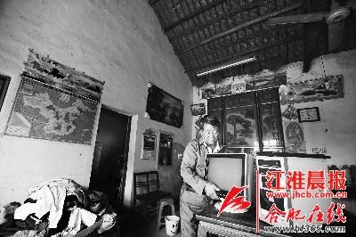 62岁的吴金发正在搬运他的电脑,对于崭新的生活,他满心期待。