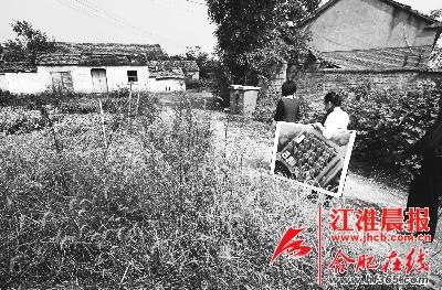 10月9日,南岗镇,工作人员带着复建点的效果图去村民家进行交接工作。记者 高博 摄