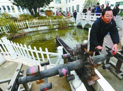 访南京首批国际生态学校 小学生再利用雨水