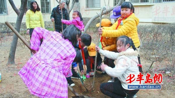 李潇奕前右一和小伙伴一起种树。