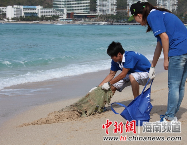6月8日,世界海洋日,三亚蓝丝带海洋保护协会志愿者在三亚大东海海滩清洁沙滩。尹海明摄