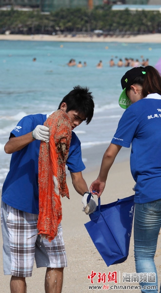 6月8日，世界海洋日，三亚蓝丝带海洋保护协会志愿者在三亚大东海海滩清洁沙滩。尹海明摄