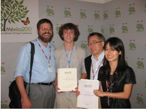 华盛顿大学的学生与中美谈判代表合影,左一是美国首席谈判代表潘兴,右二是中国代表团副团长苏伟。 华盛顿大学的学生与中美谈判代表合影,左一是美国首席谈判代表潘兴,右二是中国代表团副团长苏伟。