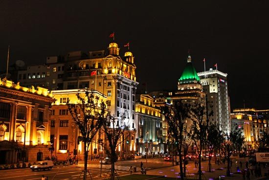 新浪旅游配图:夜上海 摄影:独往者 新浪旅游配图:夜上海 摄影:独往者