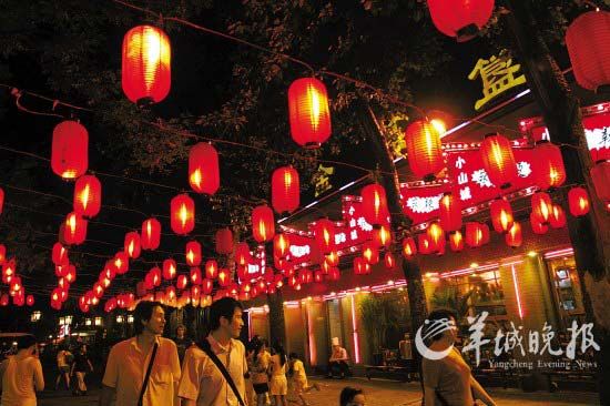 北京东直门簋街灯火通明,一片“不夜”盛景。(新华社图) 北京东直门簋街灯火通明,一片“不夜”盛景。(新华社图)