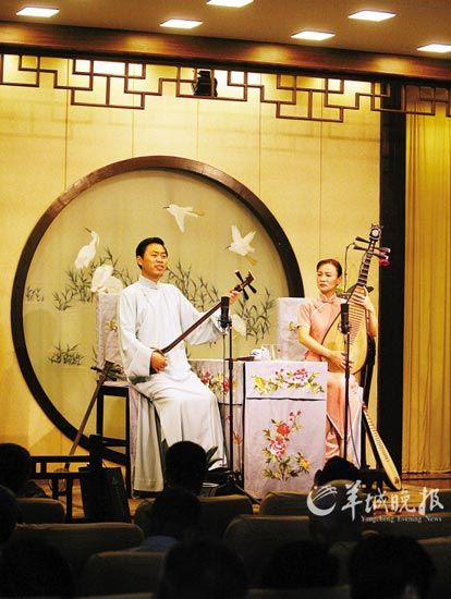 苏州观前街的一家书场内,人们正在欣赏评弹表演。每逢盛夏,苏州一些书场、茶楼推出评弹等传统节目,消暑纳凉的同时,更能得到文化享受。 苏州观前街的一家书场内,人们正在欣赏评弹表演。每逢盛夏,苏州一些书场、茶楼推出评弹等传统节目,消暑纳凉的同时,更能得到文化享受。