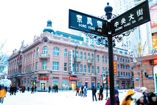 每年12月至次年1月,中央大街满目是银装素裹,景致更有特色