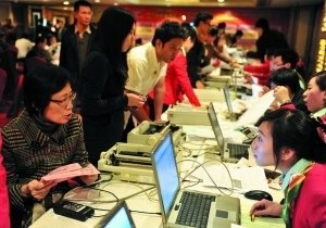 昨日,春节假期国内游热卖咨询会在中国大酒店举行,吸引了不少的市民前来报名。