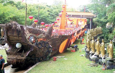 马来西亚制造139尺长“环保龙船”庆中秋(图)