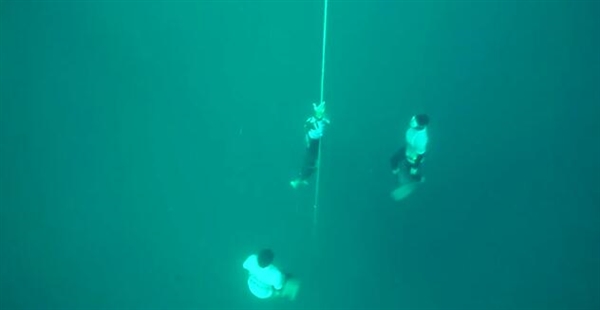 英国小伙无氧潜水122米 16次破世界纪录
