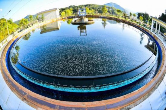 位于陕西省安康市石泉县的城区污水处理厂。《水十条》将直接购买环保产业产品和服务超过1.4万亿元。CFP 资料